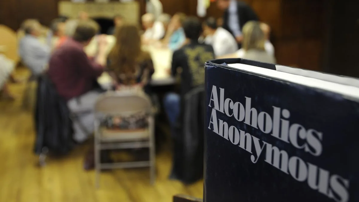 Una reunión de Alcohólicos Anónimos